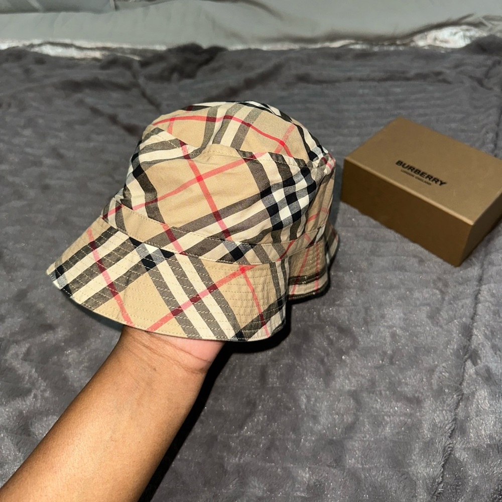 Burberry kid bucket hat